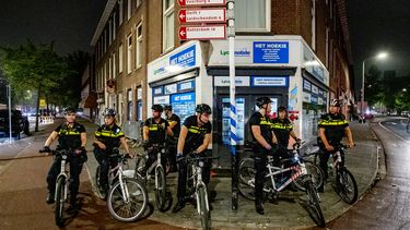 Op deze foto is een groep politieagenten te zien in de Haagse Schilderswijk.