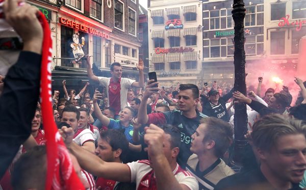 Fans Ajax zetten binnenstad Amsterdam op stelten