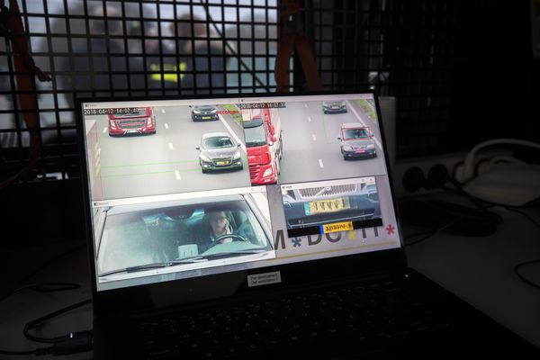 Een foto van een proef om automobilisten die appen vast te leggen op foto