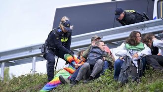 ZEVENAAR - Politie met klimaatactivisten van Extinction Rebellion in de berm van de snelweg A12 die deze willen blokkeren. De activisten willen dat het kabinet stopt met 'subsidiëring van fossiele brandstoffen'. JOSH WALET / ANP