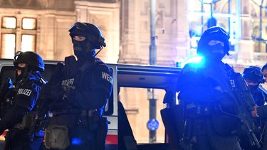 Een foto van bewapende agenten in Wenen.