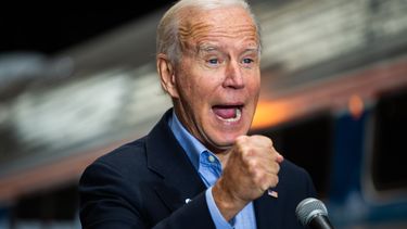 Een foto van Joe Biden met gebalde vuist
