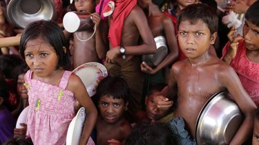 Gevluchte Rohingya-kinderen hopen op eten in Cox's Bazar in Bangladesh. / EPA