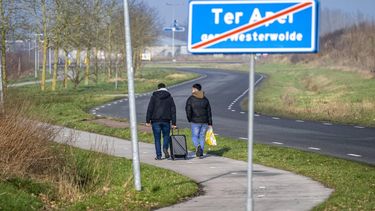 TER APEL - Plaatsnaambord van Ter Apel, waar het aanmeldcentrum voor asielzoekers gevestigd is. Voor de locatie geldt een maximumcapaciteit van 2000 mensen. Als dit aantal wordt overschreden dreigt de verhoogde boete van 50.000 euro voor het COA.  ANP MARCEL J. DE JONG