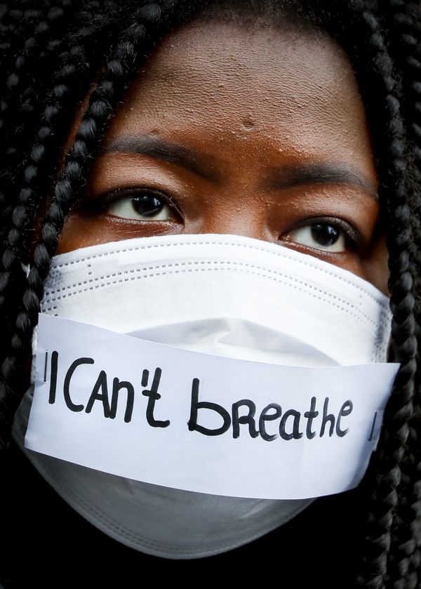 Foto van een demonstratie met een mondkapje met de tekst I can't breathe
