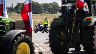 DEN BOSCH - Agenten houden trekkers tegen die de snelweg op willen na afloop van een protestmanifestatie bij het provinciehuis tegen de stikstofplannen van het kabinet en het intrekken van vergunningen van vijf boerenbedrijven. In de Provinciale Staten vindt hierover een extra Statenvergadering plaats. JEROEN JUMELET / ANP
