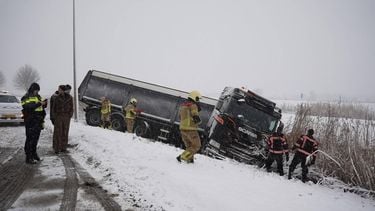 KAMPEN - Op de Van Doorneweg is een vrachtwagen van de weg geraakt en op het talud van een kanaal geëindigd. Het winterse weer zorgt voor gladheid op de wegen. PERSBUREAU DE BREIJ / ANP