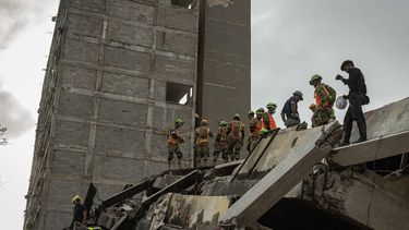 epaselect epa13074445 Rescue workers search for survivors among the rubble following two earthquakes with magnitudes of 7.2 and 7.5 in Catia La Mar, La Guaira state, Venezuela, 29 June 2026. The earthquakes have resulted in at least 1,719 deaths, primarily caused by the collapse of numerous buildings.  EPA/Henry Chirinos