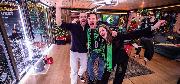 DEN BOSCH - 3FM-dj's Barend van Deelen, Sophie Hijlkema en Mart Meijer voorafgaand aan de start van 3FM Serious Request. De drie dj's laten zich voor een week opsluiten in het Glazen Huis, om geld in te zamelen voor Spieren voor Spieren, dat zich inzet voor onderzoek, nieuwe behandelingen en medicijnen voor kinderen met een spierziekte. ANP LEVIN DEN BOER