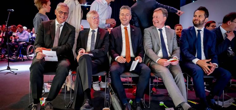 NIEUWEGEIN - Partijleider Chris Stoffer tijdens de jaarlijkse partijdag van de SGP. Het congres staat onder meer in het teken van de komende gemeenteraadsverkiezingen. ANP ROBIN UTRECHT