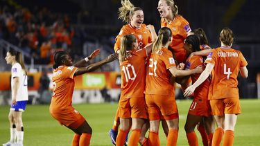 BREDA - Speelsters van Nederland vieren de 1-0 van Renee van Asten tijdens de WK-kwalificatiewedstrijd tussen Nederland (v) en Frankrijk (v) in Rat Verlegh Stadion in Breda, Nederland. SEM VAN DER WAL / ANP