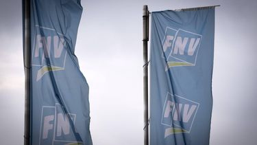 UTRECHT - Vlaggen met het logo bij het hoofdkantoor van FNV. ANP JEROEN JUMELET