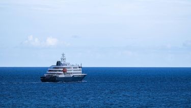 GRANADILLA DE ABONA - Het Nederlandse cruiseschip m/v Hondius verlaat de haven van Tenerife en zet koers naar de haven van Rotterdam. Meerdere passagiers van de Hondius raakten besmet met het hantavirus. Drie opvarenden zijn overleden. JEROEN JUMELET / ANP