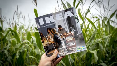 Een foto van de beroemde catalogus van IKEA
