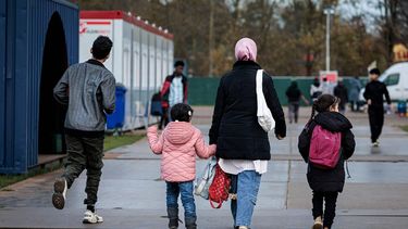 BIDDINGHUIZEN - Asielzoekers bij de noodopvang op het evenemententerrein van Walibi. Het is voor het vierde jaar op rij dat hier door opvangorgaan COA een tijdelijke opvanglocatie is ingericht. ANP RAMON VAN FLYMEN
