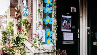 ROTTERDAM - Bloemen bij het pand aan het Heiman Dullaertplein waar een 39-jarige vrouw en haar 14-jarige dochter zijn neergeschoten. In een leslokaal van het Erasmus Medisch Centrum werd een 43-jarige man neergeschoten. De drie slachtoffers zijn overleden. Een 32-jarige verdachte is aangehouden. ANP JEFFREY GROENEWEG