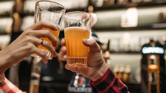 Britten heel weekend ingesneeuwd in pub: 'Er is genoeg bier'