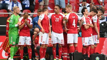 Deense voetballer Eriksen vecht voor zijn leven na reanimatie tijdens duel Denemarken - Finland