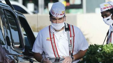 Een foto van een medewerker van de 'drive-through' van In-N-Out Burger in Californië