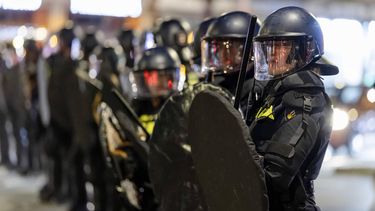 DEN HAAG - Leden van de Mobiele Eenheid op straat terwijl Marokko fans op straat de overwinning vieren na afloop van de wedstrijd Canada tegen Marokko in de achtste finale van het WK voetbal. JOHN VAN DER TOL / ANP