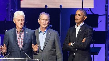 Een foto van de drie ex-presidenten die hun corronavaccinatie op camera laten vastleggen