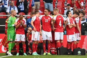 picture Team Denemarken Ek 2021 eriksen vecht voor zijn leven na