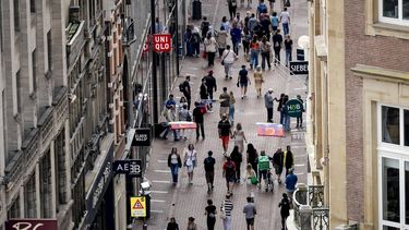 AMSTERDAM - Publiek in de Kalverstraat. De straat is de bekendste en drukste winkelstraat van Amsterdam. ANP ROBIN VAN LONKHUIJSEN