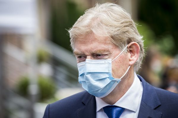 Een foto van minister Van Rijn met een mondkapje op