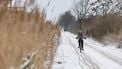 ENSCHEDE - Een fietser op een besneeuwd fietspad. In het hele land geldt code geel omdat het plaatselijk glad kan zijn door sneeuwresten en bevriezing van natte wegen. EMIEL MUIJDERMAN / ANP