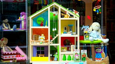 Vrouw maakt poppenhuisversie van eigen woning