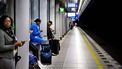 SCHIPHOL - Reizigers op Schiphol Airport wachten tevergeefs op een trein naar station Amsterdam Centraal. Door een storing op de verkeersleidingspost in Amsterdam is er geen treinverkeer mogelijk. ANP RAMON VAN FLYMEN