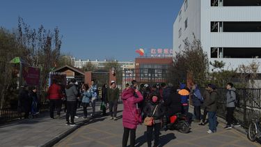 Ouders in China vormen menigte rond kleuterschool