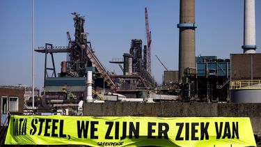IJMUIDEN - Klimaatactivisten demonstreren bij staalfabriek Tata Steel IJmuiden. Actiegroepen en omwonenden willen dat de overheid ingrijpt tegen de uitstoot van het bedrijf en de gezondheidsschade die dit veroorzaakt. ANP RAMON VAN FLYMEN