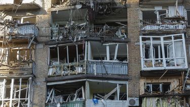 epa12989852 The facade of a heavily damaged residential building following Russian strikes on Kyiv, Ukraine, 24 May 2026, amid the Russian invasion. More than 600 drones and 90 missiles struck several sites across Kyiv overnight on 24 May, resulting in at least two confirmed fatalities and more than 80 injuries, according to Ukrainian President Volodymyr Zelensky.  EPA/SERGEY DOLZHENKO