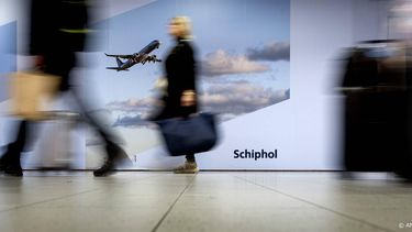 SCHIPHOL - Werkzaamheden tijdens de verbouwing van Lounge 1 op Schiphol. De luchthaven wil de komende jaren 3 miljard euro investeren in onderhoud en vernieuwing. ANP KOEN VAN WEEL
