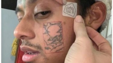 Amerikaanse man laat Albert Heijn-logo op gezicht tatoeëren