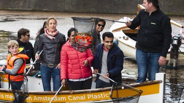 Plastic Whale vist 164 zakken afval uit gracht