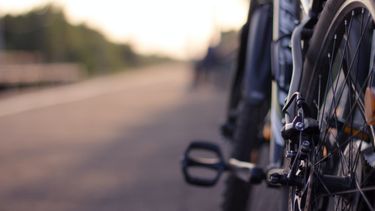 Een foto waarop een deel van het wiel en een trapper van een fiets te zien is.