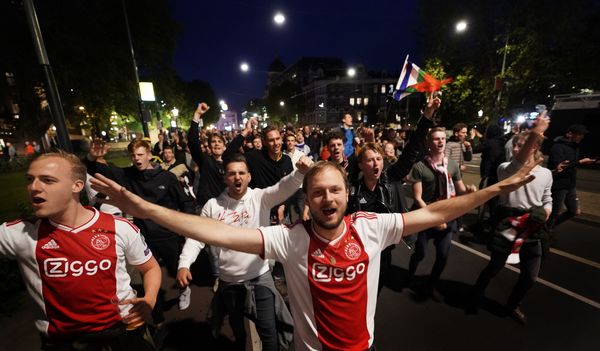 Fans Ajax zetten binnenstad Amsterdam op stelten