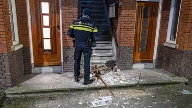 ROTTERDAM - Een agent na een explosie bij een portiekwoning op de Franselaan in de Rotterdamse wijk Oud-Mathenesse waar eerder in de nacht schoten zijn gelost op straat. ANP MEDIATV