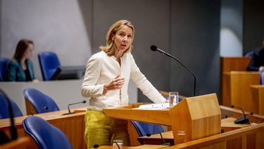 DEN HAAG - Stientje van Veldhoven, minister Klimaat en Groene Groei tijdens het wekelijkse vragenuur in de Tweede Kamer. ROBIN UTRECHT / ANP
