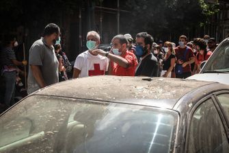 Het Libanese Rode Kruis checkt burgers de dag na de enorme explosie