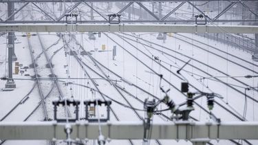 ARNHEM - Besneeuwd spoor op station Arnhem Centraal. Het treinverkeer komt weer op gang na een IT-storing bij de NS. Ook kon de dienstregeling niet opgestart worden door meerdere wisselstoringen. ROBIN VAN LONKHUIJSEN / ANP