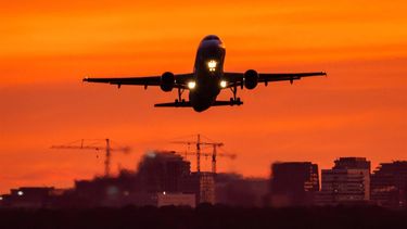 SCHIPHOL - Een vliegtuig stijgt op in het ochtendlicht op luchthaven Schiphol. ANP JEFFREY GROENEWEG