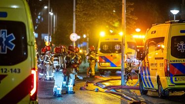 AMSTERDAM - Hulpdiensten zijn aanwezig bij een flatgebouw aan de Osdorper Ban waar een brand is uitgebroken na een explosie. Het flatgebouw wordt ontruimd. JOSH WALET / ANP