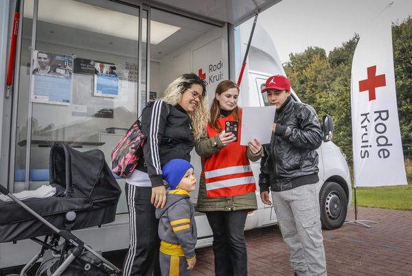 Asielzoekers blij met belkans Rode Kruis en Vodafone