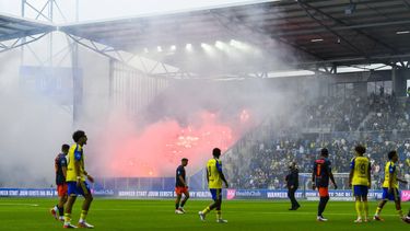 LEEUWARDEN - Wedstrijd onderbroken vanwege het afsteken van vuurwerk door Feyenoord supporters tijdens de Nederlandse Eredivisie wedstrijd tussen SC Cambuur en Feyenoord in het Kooi Stadion op 23 augustus 2026 in Leeuwarden, Nederland. OLAF KRAAK / ANP