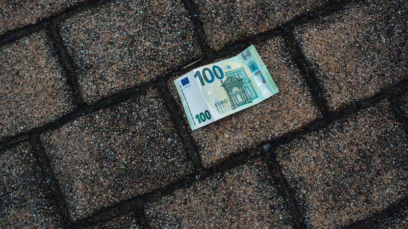 Halve eeuw onderzoek naar geld en geluk bewijst: als geld je niet gelukkig maakt, besteed je het verkeerd