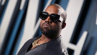 Een foto van Kanye West, hij heeft een zonnebril op