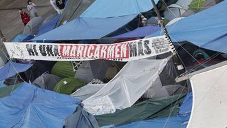 epa13269903 An aerial view shows tents at a housing protest encampment at Puerta del Sol in Madrid, Spain, 29 September 2026. The encampment began late 26 September following a demonstration over the eviction of 87-year-old Maricarmen Abascal, who had lived in her rental home for more than 70 years, with protesters calling for measures to address Spain's housing crisis.  EPA/SERGIO PEREZ